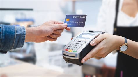 Menggunakan Kartu Kredit